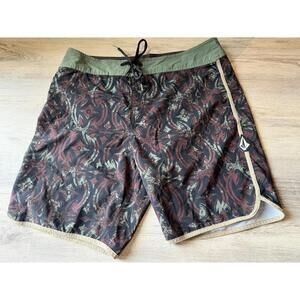Mens Volcom boardshorts, size 33